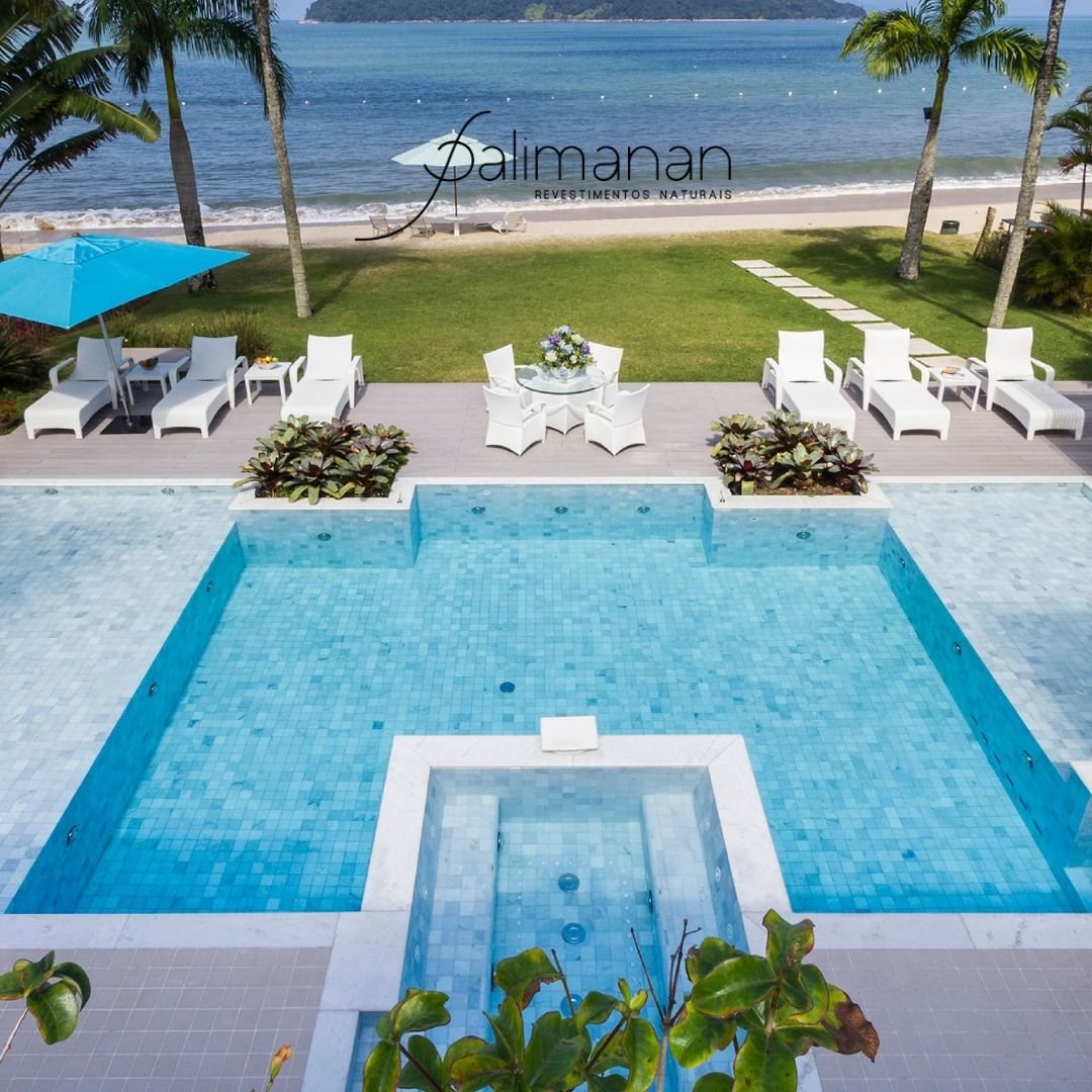 Piscina com Pedra Água Marinha Palimanan em tons de azul caribenho