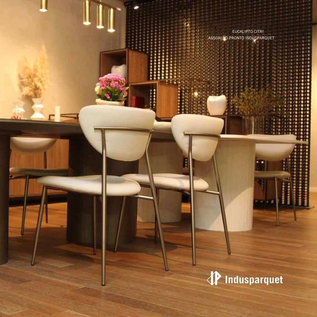 Assoalho Pronto Indusparquet Eucalipto Citri em ambiente sofisticado